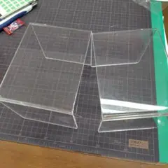 コの字型 アクリル ディスプレイスタンド 二個
