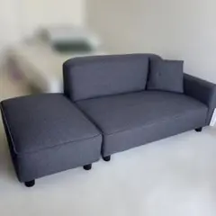 グレーのカウチソファ（付属クッション付き）