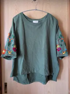 チチカカ　袖に刺繍入りオリーブグリーンTシャツ　free