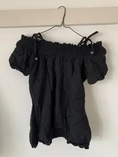オフショルダー黒半袖肩出しトップス