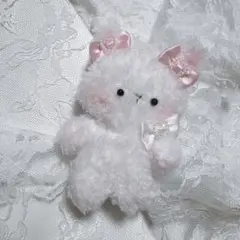 ハンドメイド ミニぬいぐるみ ／白いふわふわちゃん♡赤ずきん付✨
