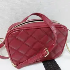 赤いキルティングショルダーバッグ