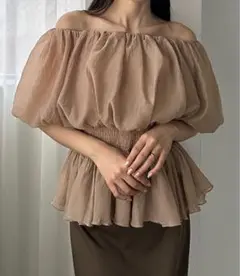 Louere オフショルボリュームシアーブラウス