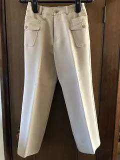 ベージュ スラックス フラップポケット付き