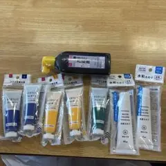 アクリル絵の具(青、黄、緑)、水彩絵の具(白)、墨汁