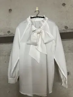 ホワイト リボン付き 長袖シャツ
