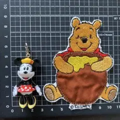 ミニーマウスのチャームとくまのプーさんの刺繍ワッペン