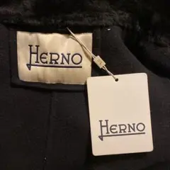 ヘルノコート 30万円以上しました。軽くて暖かいです。ひとえで毛皮は取り外し無し