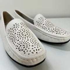 ★超柔らか履き心地★【新品】ホワイトモカシン「パンチングデザイン」M：23cm