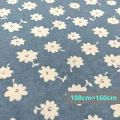青地に白い花柄生地　108cm×160cm