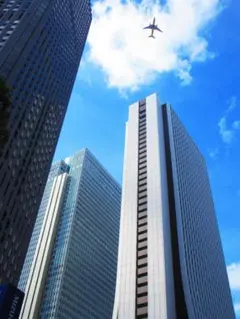 東京都新宿区のビル群と航空機の風景写真（№7085)