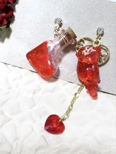 真紅の魔法瓶と蝶をまとった猫のピアス