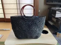 黒の編み込みかごバッグ