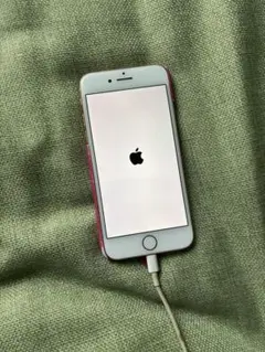 Apple iPhone 8 ゴールド 充電中