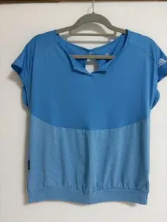 adidas ブルーVネック トップス