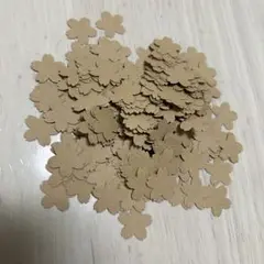 型抜きの紙　桜の形