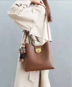 「NiiNa」「高品質牛革」ワンハンドルスクエアショルダーバッグ　ブラウン
