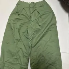 未使用に近いスカディー　タック入りカーキパンツ