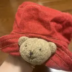 赤いクマ付きバケットハット
