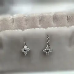 ダイヤモンド ホワイトゴールド花モチーフ フックピアス