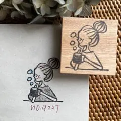 スタンプ　No. 9227マグを持ったお団子の女の子