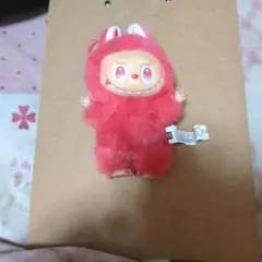 赤いウサギのぬいぐるみフィギュア