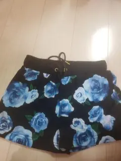 新品未使用タグ付き薔薇柄ショートパンツ