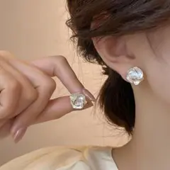 ✨在庫処分セール✨ゴールドエッジ フラワー 白 ピアス 優雅 花 フォーマル