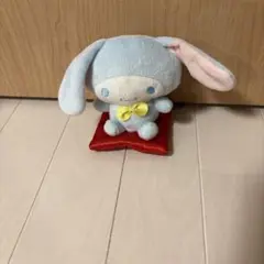 シナモロールウサギ着ぐるみ赤いクッション付き