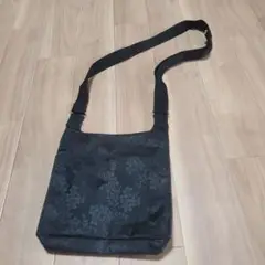 黒の花柄スリムショルダーバッグ