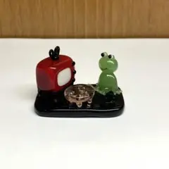 テレビを見るカエル　ガラス細工