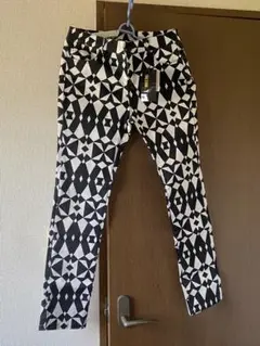 新品未使用　柄スキニーパンツ