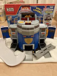 【美品】トミカ ぐるっと変形！DXポリスステーション