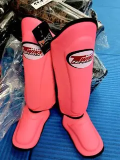 Twins ピンクオレンジ キックボクシング レガース ツインズ 軽量  蛍光色 楽天市場】【ツートンカラー】Twins ツインズ ボクシング