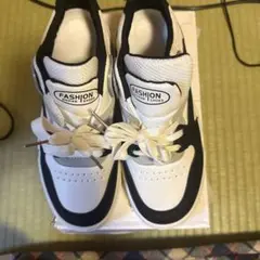 ホワイト ブラック スニーカー ファッションロゴ