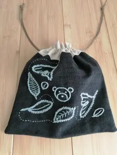黒の刺繍巾着袋（クマと葉）