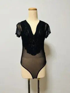黒い刺繍入りボディスーツ Vネック 半袖