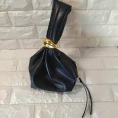 ブラックワンハンドルバッグ ゴールドリング付きデザイン　合成皮革