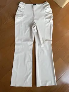 GRAND Succès ホワイトよりベージュのフレアパンツ