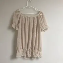 淡いピンクの透け感があるトップス