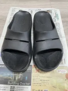 oofos ブラックサンダル