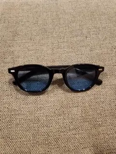 ブラックラウンドサングラス ブルーレンズ