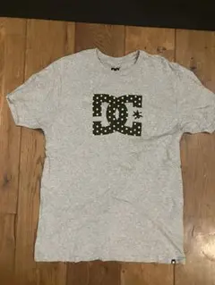 DC グレー ロゴ Tシャツ