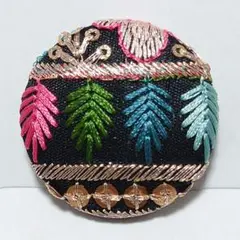インド刺繍　№2122　黒カラフル　㊳ミリ　ヘアゴム・ブローチ　くるみボタン