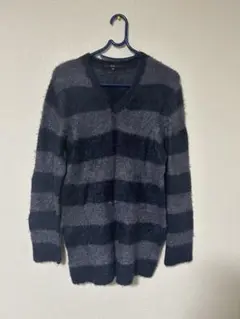 グレーとブラックのストライプ Vネックセーター