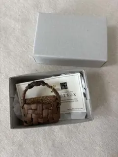 山葡萄かごバッグ ブローチ