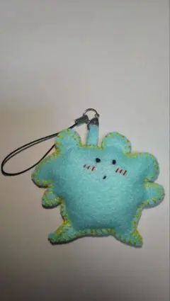 ハンドメイド　水色 フェルトマスコット　謎の生き物　ストラップ　ゆるかわ