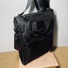 美品】TUMI ポケットスモール.ショルダーバッグ／ロゴ付ネームタグチャーム／黒