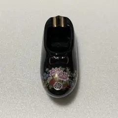靴型の黒色花柄灰皿