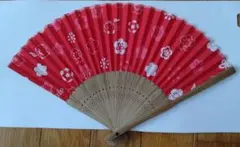 赤い花柄の扇子